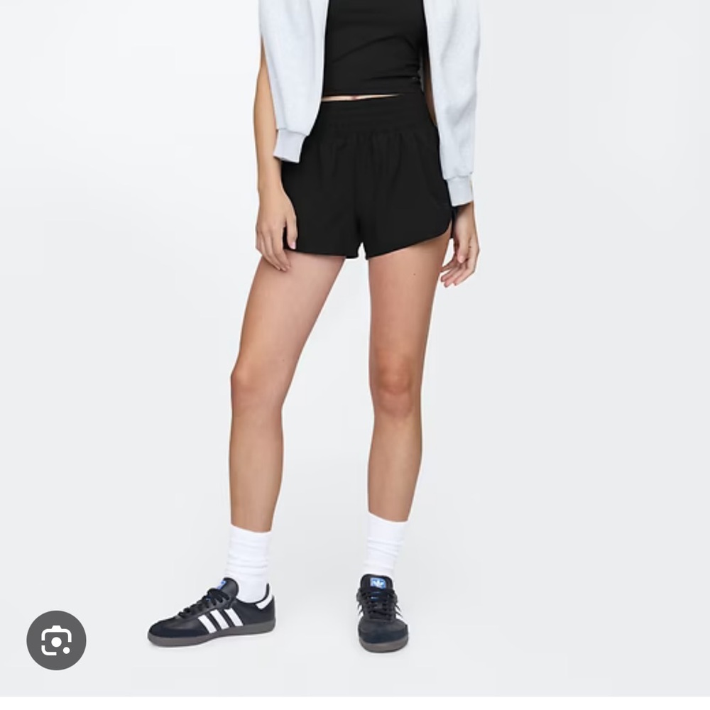 GapFit Mid-Rise Runaround Short NWT